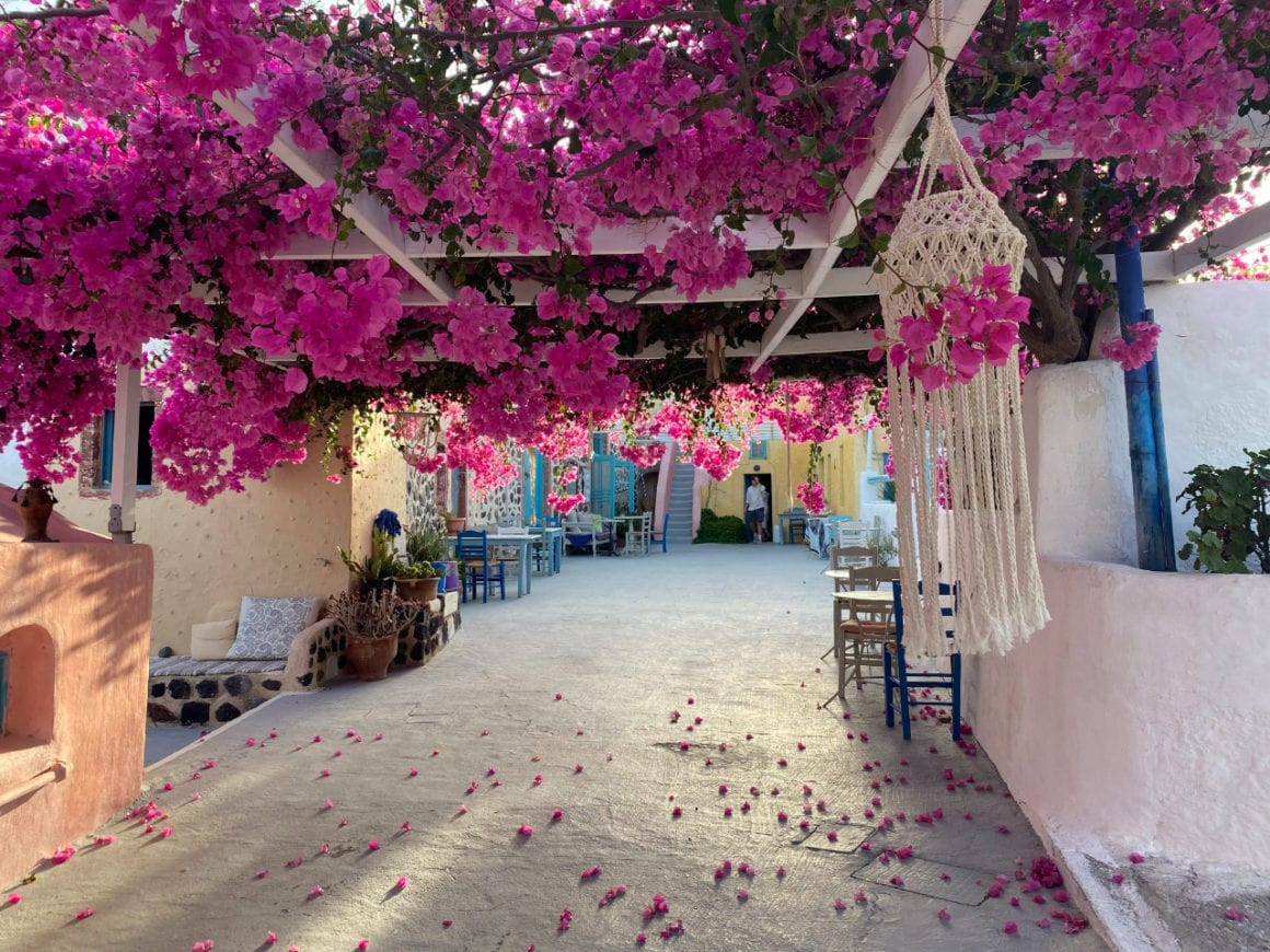 Caveland hostel in Santorini